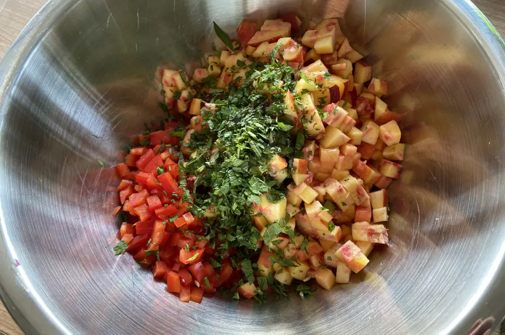 Nektarinen-Salsa mit Paprika, Minze und Limette 2 Alle Zutaten werden in einer Schale miteinander vermischt