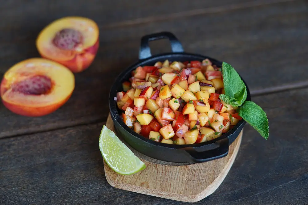 Nektarinen-Salsa mit Paprika, Minze und Limette 3 Die Nektarinen-Salsa ist ein perfekter Begleiter zu gegrilltem Fisch