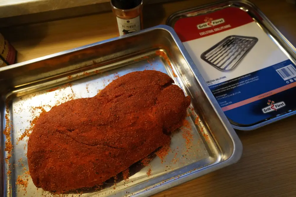 Pulled Pork vom Elektrogrill 3 Der Schweinenacken wird mit Pit Powder gewürzt