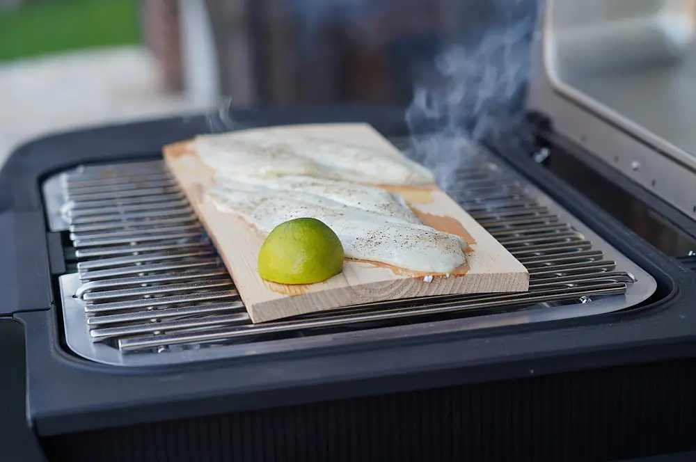 Geplanktes Schollenfilet mit Nektarinen-Salsa 3 Die Limette wird zusammen mit den Schollenfilets auf die Planle gelegt