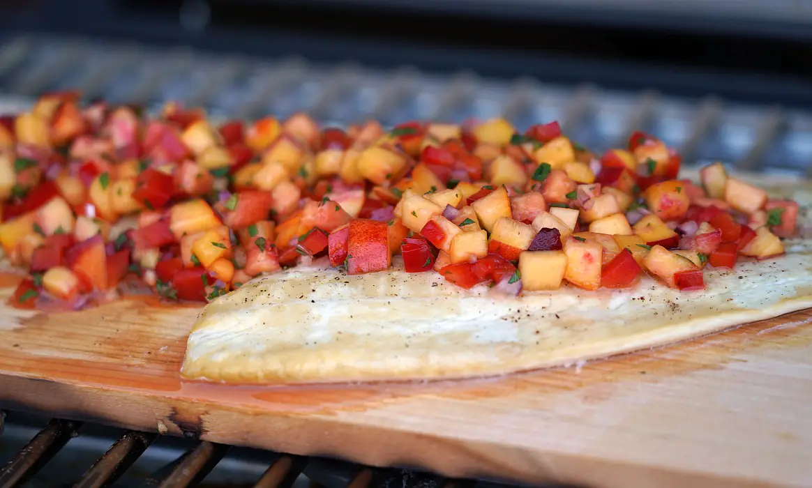 Geplanktes Schollenfilet mit Nektarinen-Salsa | BBQPit.de geplankter kabeljau-Geplanktes Schollenfilet Nektarinensalsa-Geplankter Kabeljau auf Orangen