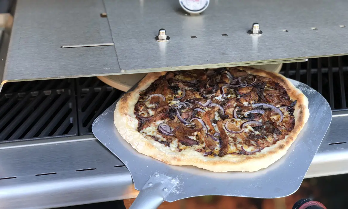 Pulled Pork Pizza vom Grill mit roten Zwiebeln | BBQPit.de gewinne ein moesta-bbq pizzacover flex-Pulled Pork Pizza-Gewinne ein Moesta-BBQ Pizzacover Flex im Wert von 209€