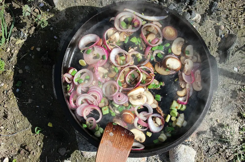Skirt Steak Roulade - XXL-Roulade aus dem Dutch Oven 4 Das Gemüse wird im Baconfett angeschwitzt