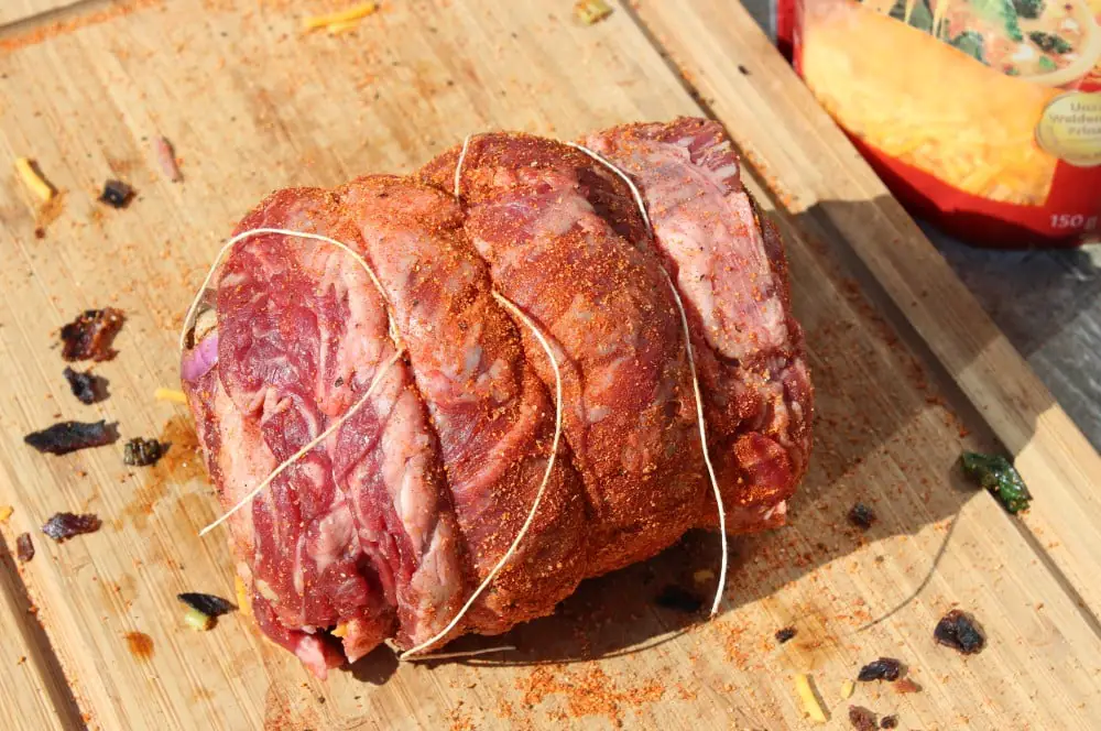 Skirt Steak Roulade - XXL-Roulade aus dem Dutch Oven 6 Die Skirt Steak Roulade wird mit Bratenschnur zusammengebunden