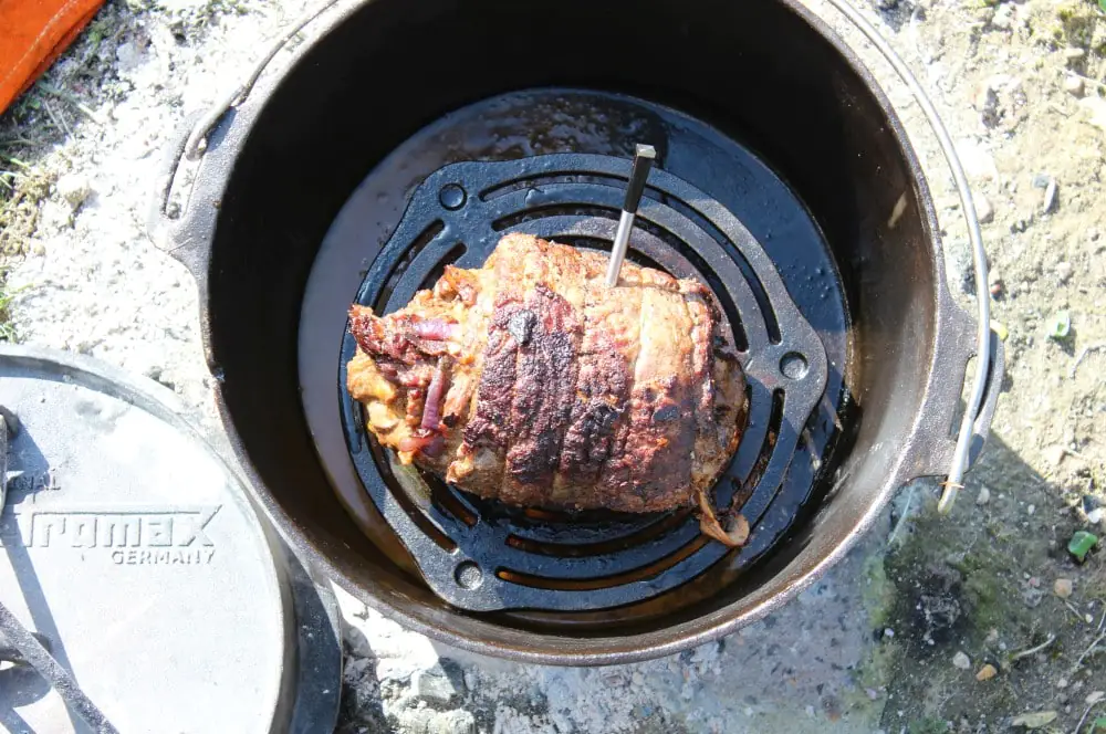 Skirt Steak Roulade - XXL-Roulade aus dem Dutch Oven 8 Die Roulade wird im Dutch Oven platziert