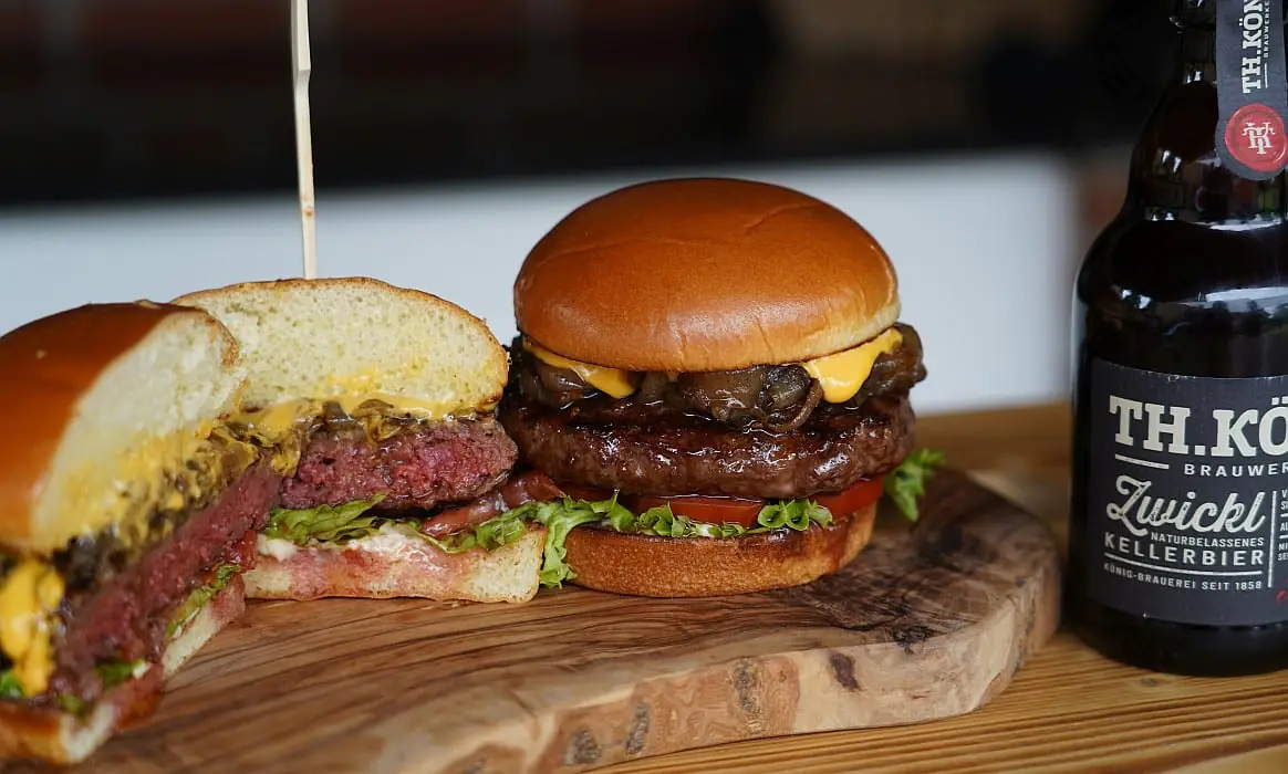 Bier-Burger mit Bierkäse und geschmorten Bierzwiebeln | BBQPit.de hamburgerbrötchen-Bier Burger Th Koenig Signature Burger-Hamburgerbrötchen &#8211; die perfekten Brioche Burger Buns