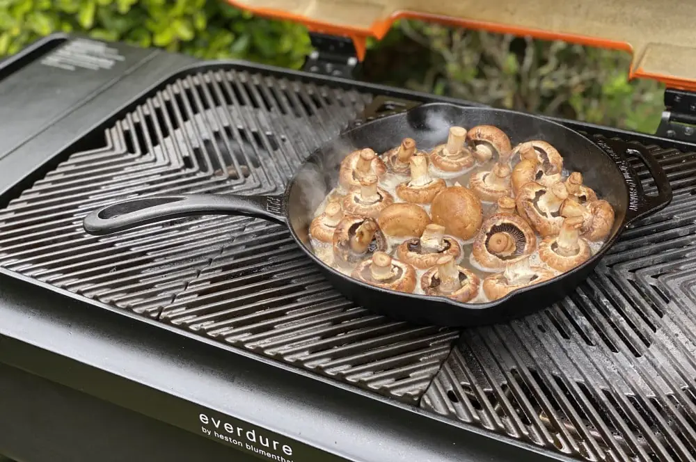 Bier-Butter-Champignons mit Kellerbier 2 Die Champignons werden in einer gusseisernen Pfanne zubereitet