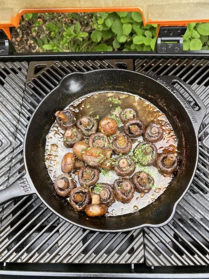 Bier-Butter-Champignons mit Kellerbier 3 Kräuter und Gewürze werden zuletzt hinzu gegeben