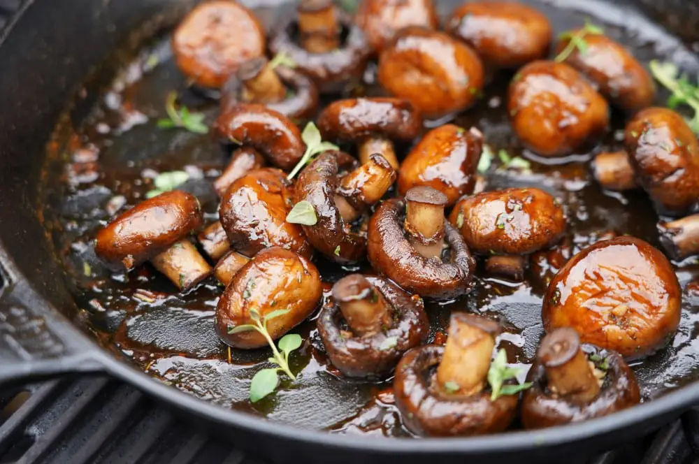 Bier-Butter-Champignons mit Kellerbier 4 Bier-Butter-Champignons aus der Gusspfanne