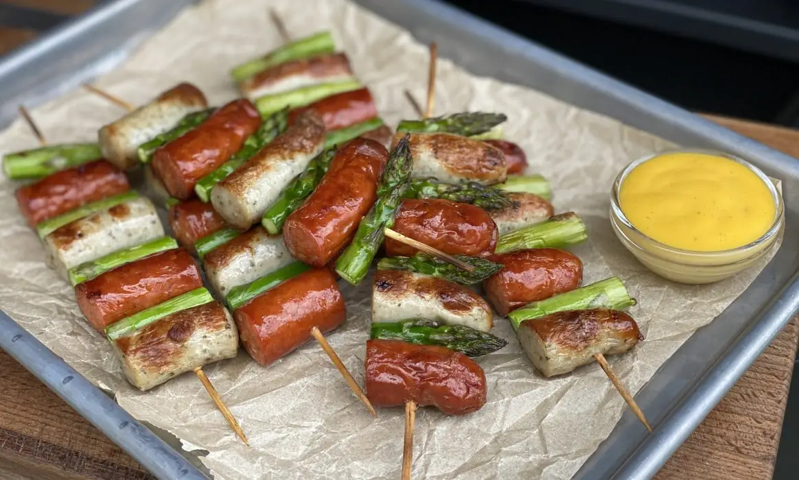Bratwurstspieße mit grünem Spargel und Honig-Senf-Sauce | BBQPit.de