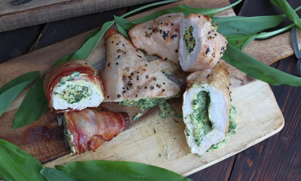 Hähnchenbrust mit Bärlauch- und Käsefüllung | BBQPit.de geräucherte hähnchenbrust-Haehnchenbrust Baerlauch Kaesefuellung-Geräucherte Hähnchenbrust &#8211; Rezept für saftiges Hähnchenbrustfilet