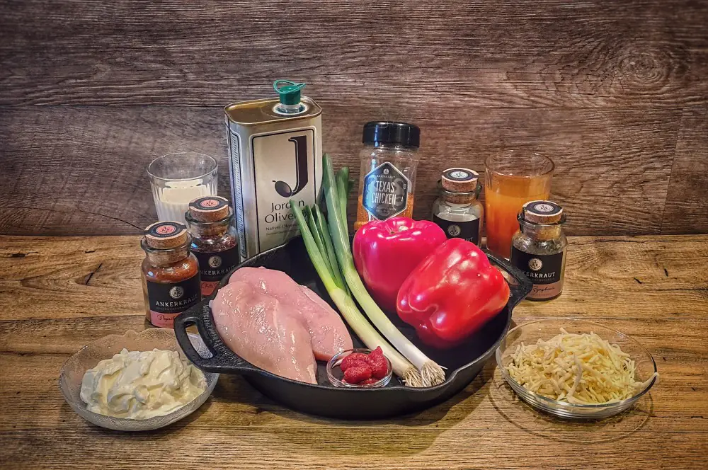 Paprika-Hähnchenpfanne - Schnelles und einfaches Rezept 1 Alle Zutaten der Paprika-Hähnchenpfanne auf einen Blick