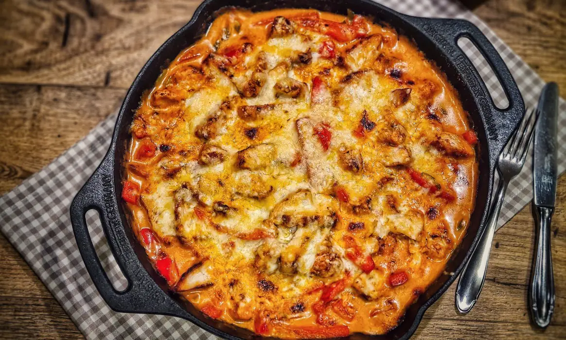 Paprika-Hähnchenpfanne - Schnelles und einfaches Rezept | BBQPit.de zwiebel-sahne-hähnchen-Paprika Haehnchenpfanne-Zwiebel-Sahne-Hähnchen