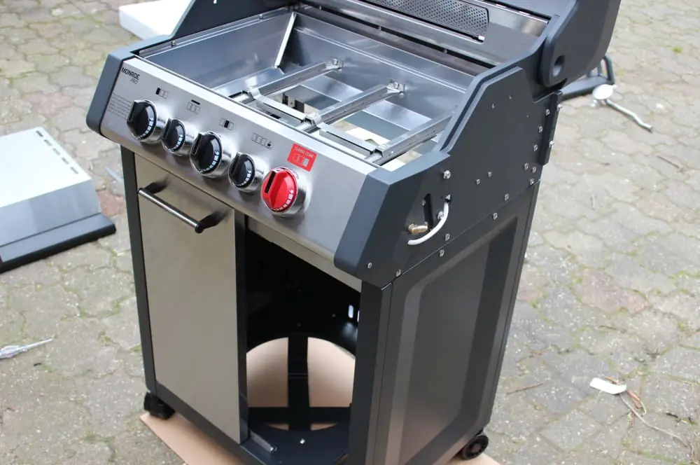 Enders Monroe Pro 3 SIK Turbo Gasgrill im Test 4 Der Aufbau ist mit zwei Personen in rund einer Stunde geschafft