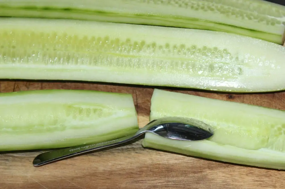Gurken-Relish selber machen 2 Die Gurken werden ausgekratzt