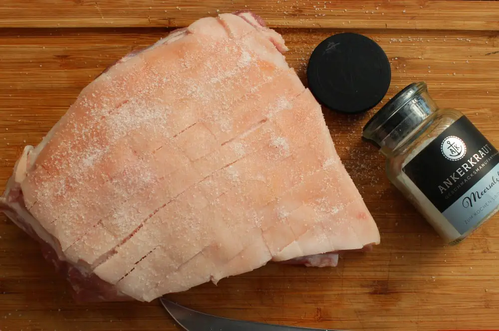 Schäufele vom Drehspieß - Rezept für fränkisches Schäufele 2 Die eingeritzte Schwarte wird mit Salz bestreut