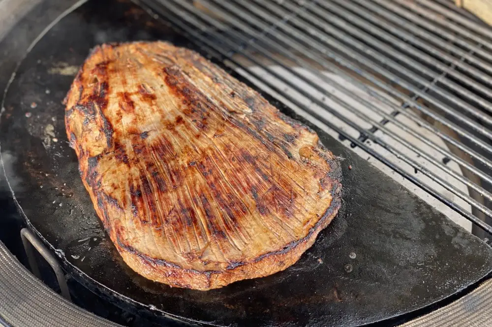 Asiatisch mariniertes Flank Steak 4 Das Steak wird auf der Speckstein-Platte im Kamado Joe gegrillt