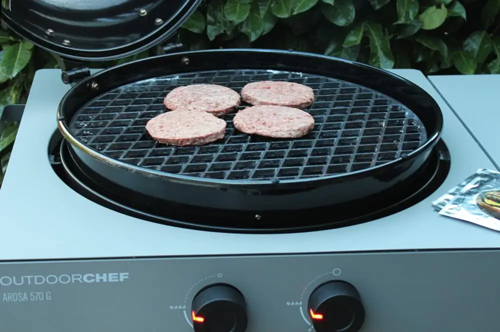 Big Mac selber machen - The bigger Big Mac 3 Die Burger Patties werden auf dem Outdoorchef Arosa gegrillt