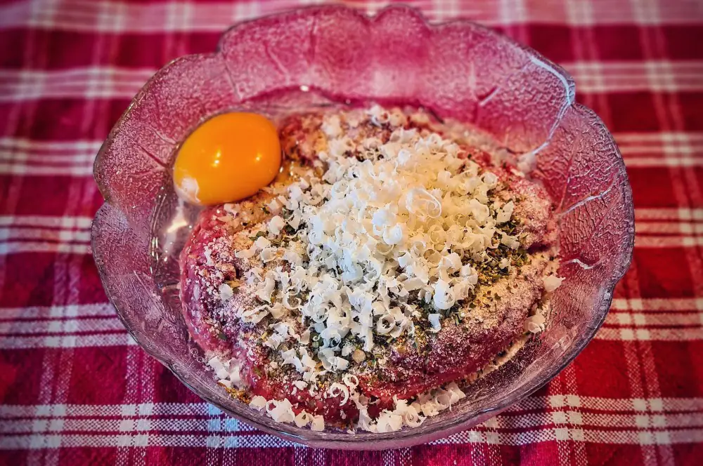 Italian Meatball Sandwich 2 Das Hackfleisch für die Meatballs wird vorbereitet