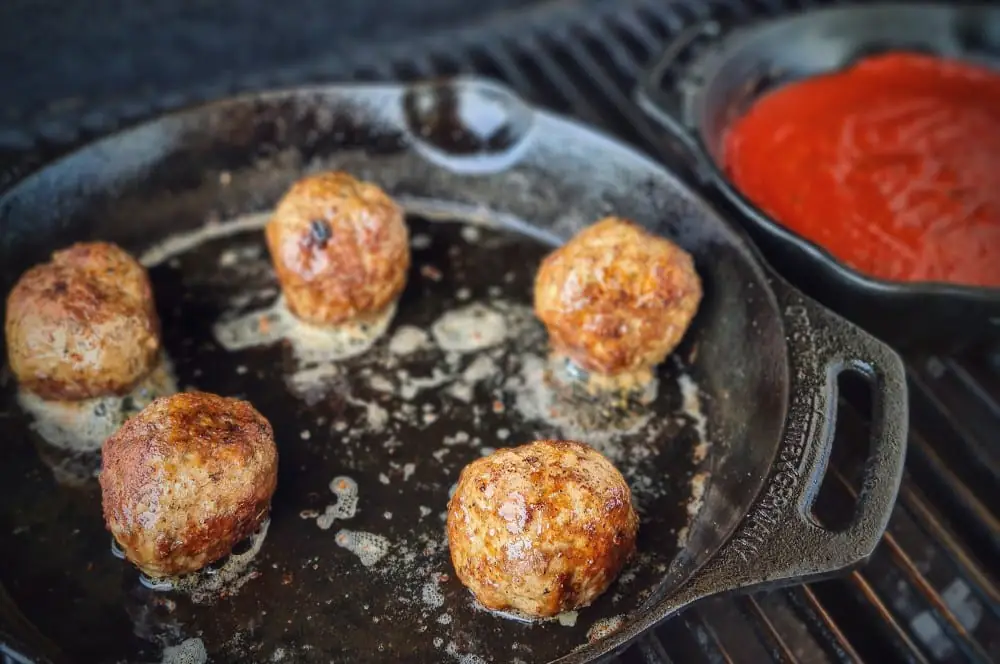 Italian Meatball Sandwich 3 Die Hackbällchen werden in einer Pfanne gebraten
