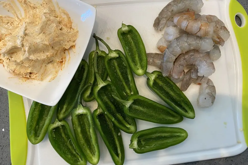 Jalapeno Shrimp Poppers 2 Die Jalapenos sind bereit für die Füllung