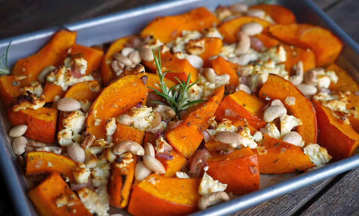 Ofenkürbis mit Feta und Nüssen | BBQPit.de