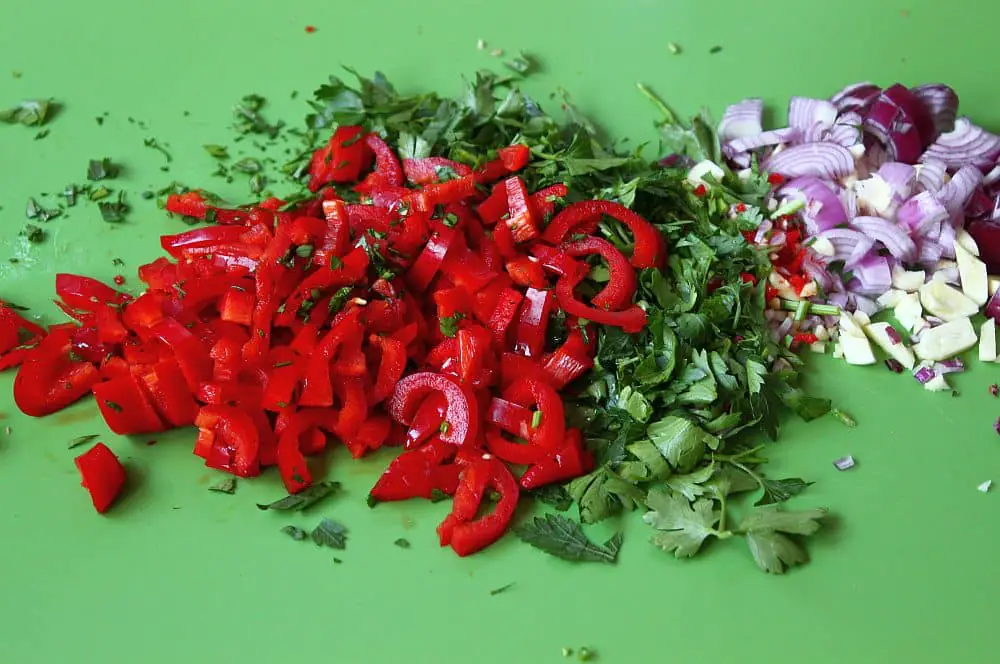 Rotes Chimichurri - Rezept für Chimichurri Rojo 2 Die Zutaten werden kleingeschnitten