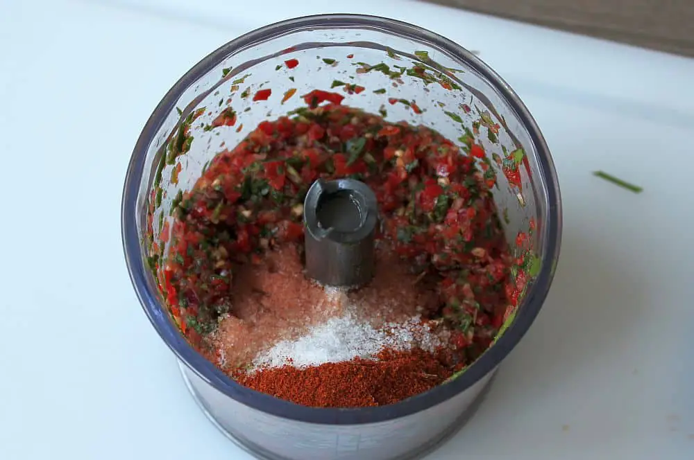 Rotes Chimichurri - Rezept für Chimichurri Rojo 3 Die Zutaten werden im Multihacker zerkleinert