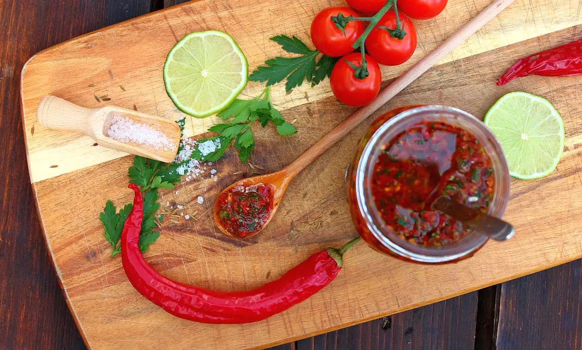 Rotes Chimichurri - Rezept für Chimichurri Rojo | BBQPit.de blumenkohl-steaks-Rotes Chimichurri Rojo-Blumenkohl-Steaks mit Chimichurri