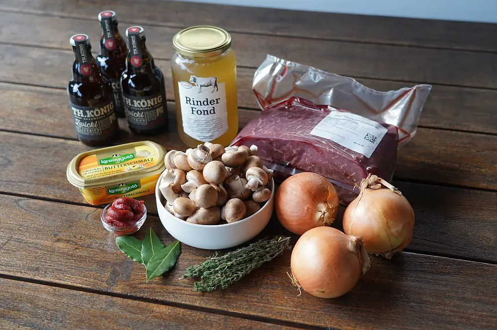 Alle Zutaten für das Biergulasch auf einen Blick