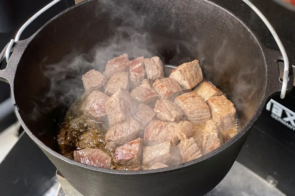 Das Rindergulasch wird im Dutch Oven angebraten