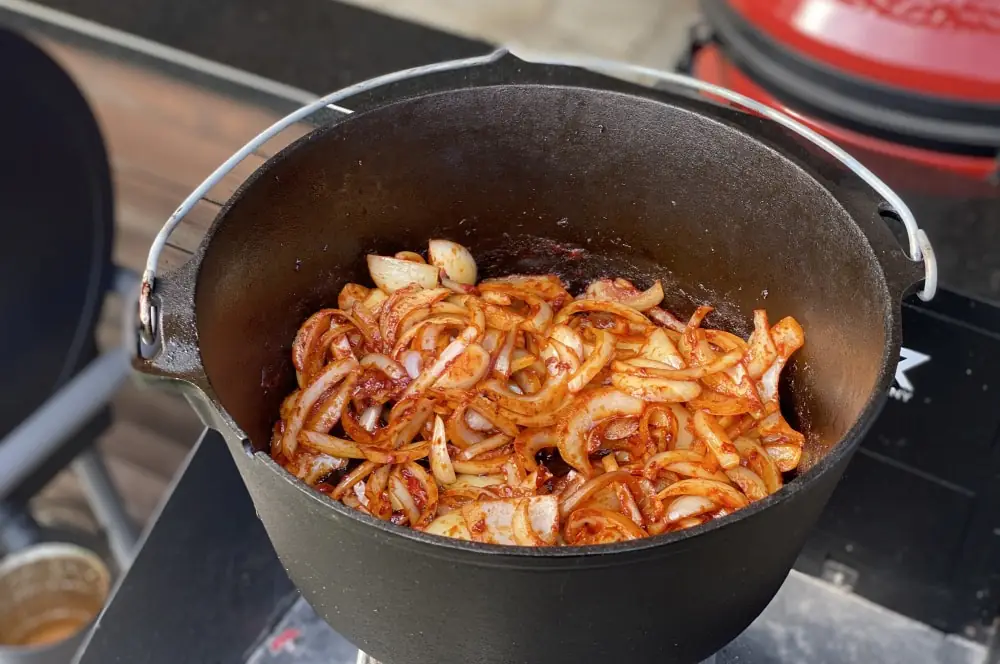 Das Tomatenmark wird mit den Zwiebeln angeröstet