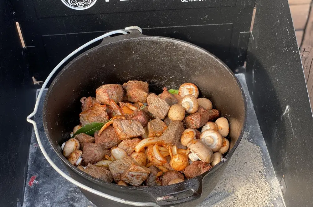 Alle Zutaten werden im Dutch Oven vermischt