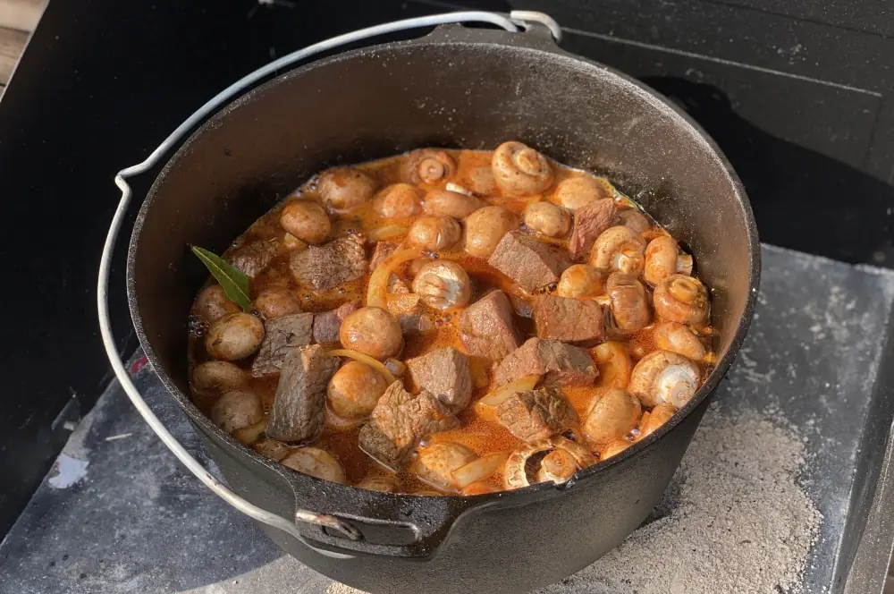 Das Gulasch wird mit Rinderfond und Bier aufgegossen