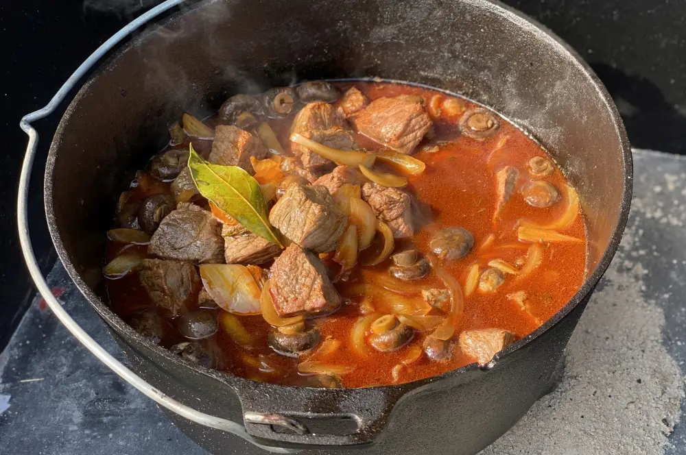 Das Biergulasch muss regelmäßig umgerührt werden
