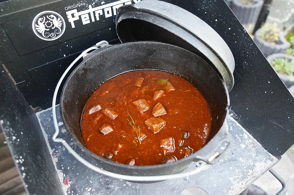 Biergulasch aus dem Dutch Oven