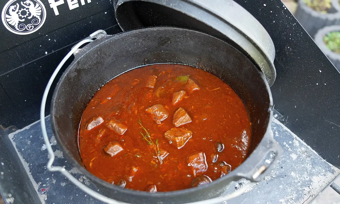 Biergulasch aus dem Dutch Oven | BBQPit.de