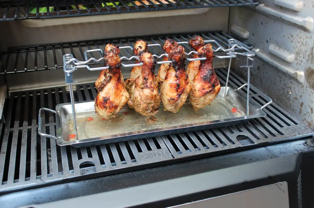 Jamaican Jerk Chicken 7 Die Drumsticks werden knapp eine Stunde gegrillt