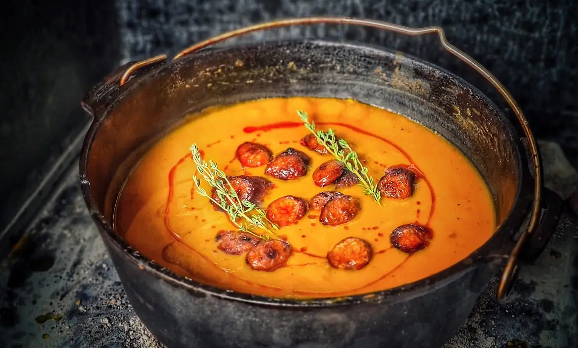 Chorizo-Kürbissuppe aus dem Dutch Oven | BBQPit.de