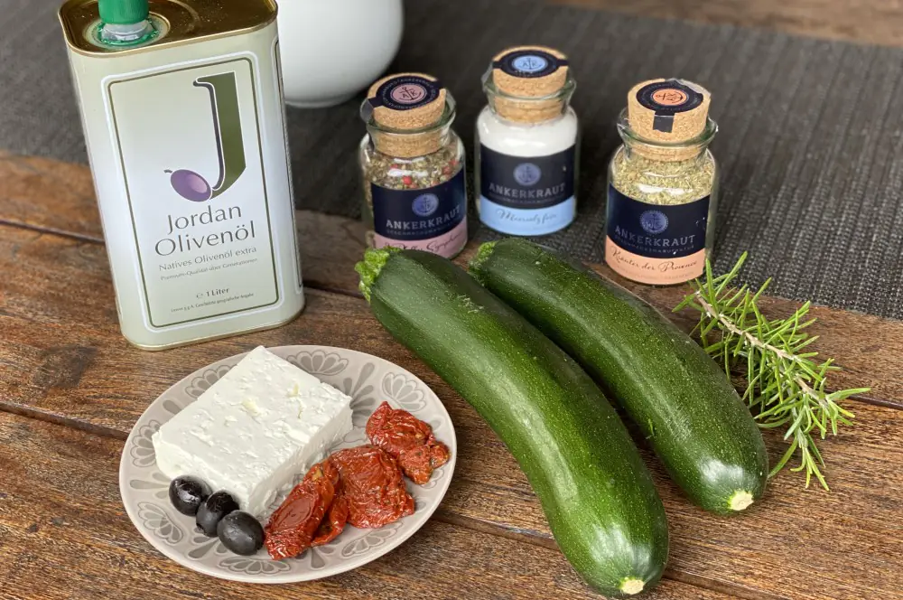 Zucchinifächer mit Feta, Oliven und getrockneten Tomaten 1 Alle Zutaten für die Zucchinifächer auf einen Blick
