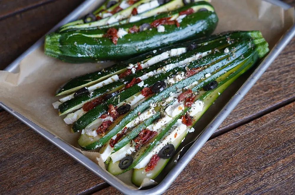 Zucchinifächer mit Feta, Oliven und getrockneten Tomaten 2 Die Zucchini-Fächer sind bereit für den Grill