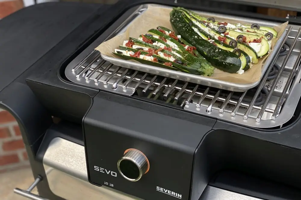 Zucchinifächer mit Feta, Oliven und getrockneten Tomaten 3 Die Zucchini-Fächer werden auf dem Severin SEVO GTS bei 200°C gegrillt