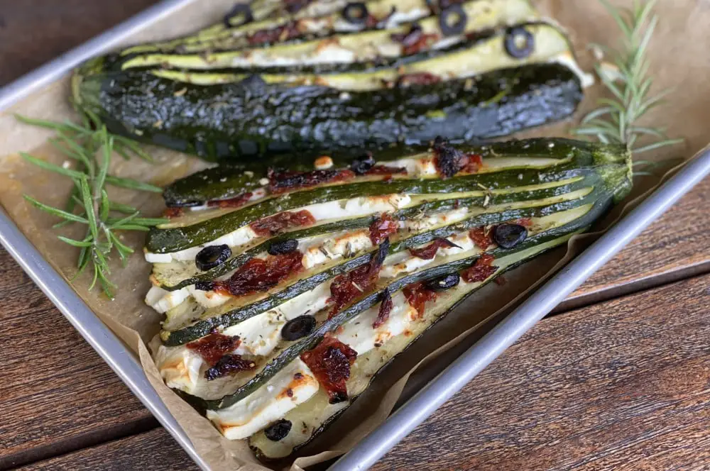 Zucchinifächer mit Feta, Oliven und getrockneten Tomaten 4 Zucchinifächer mit Feta, getrockneten Tomaten und Oliven