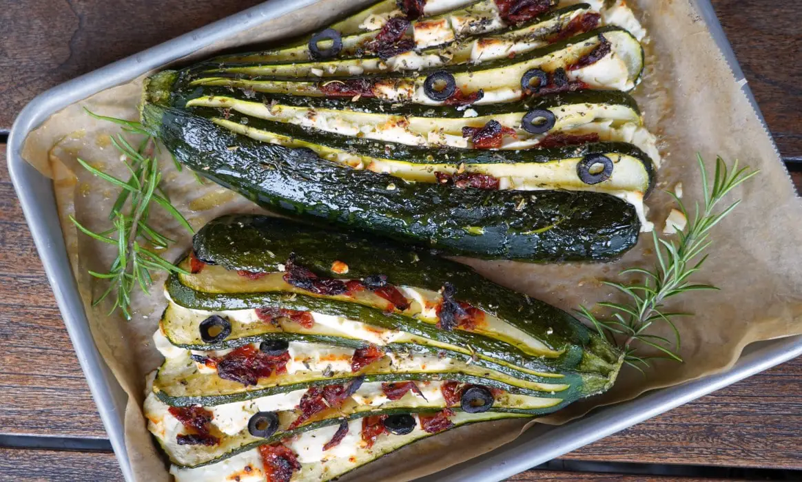 Zucchinifächer mit Feta, Oliven und getrockneten Tomaten | BBQPit.de tomaten-zucchini-salsa-Zucchinifaecher mediterran Feta Tomate Olive-Tomaten-Zucchini-Salsa &#8211; die perfekte Dip-Sauce