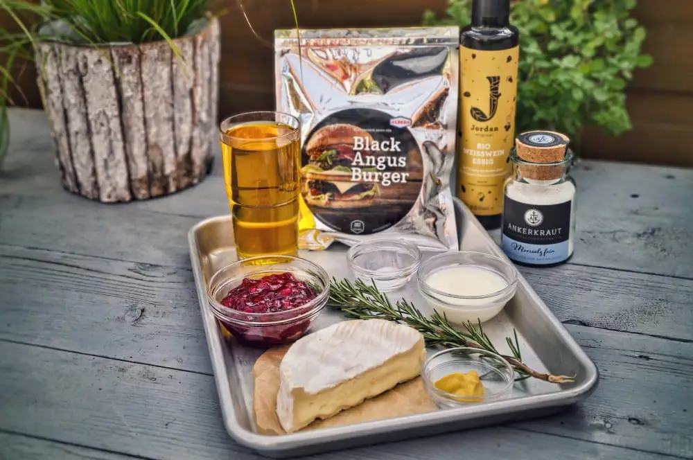 Camembert-Burger mit Preiselbeeren 1 Alle Zutaten für den Camembert-Burger auf einen Blick