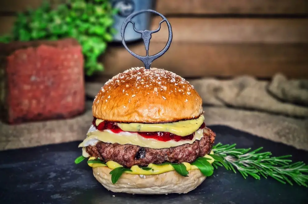 Camembert-Burger mit Preiselbeeren 6 Camembert-Burger mit Preiselbeeren