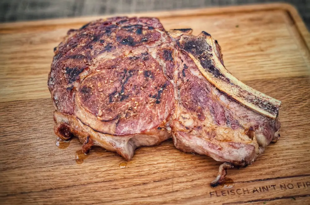 Surf and Turf - Cowboysteak mit Garnelen und Knoblauchsauce 7 Das Steak bekommt im OFB eine perfekte Kruste