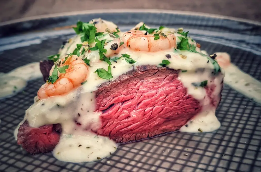 Surf and Turf - Cowboysteak mit Garnelen und Knoblauchsauce 8 Surf and Turf mit Knoblauchsauce