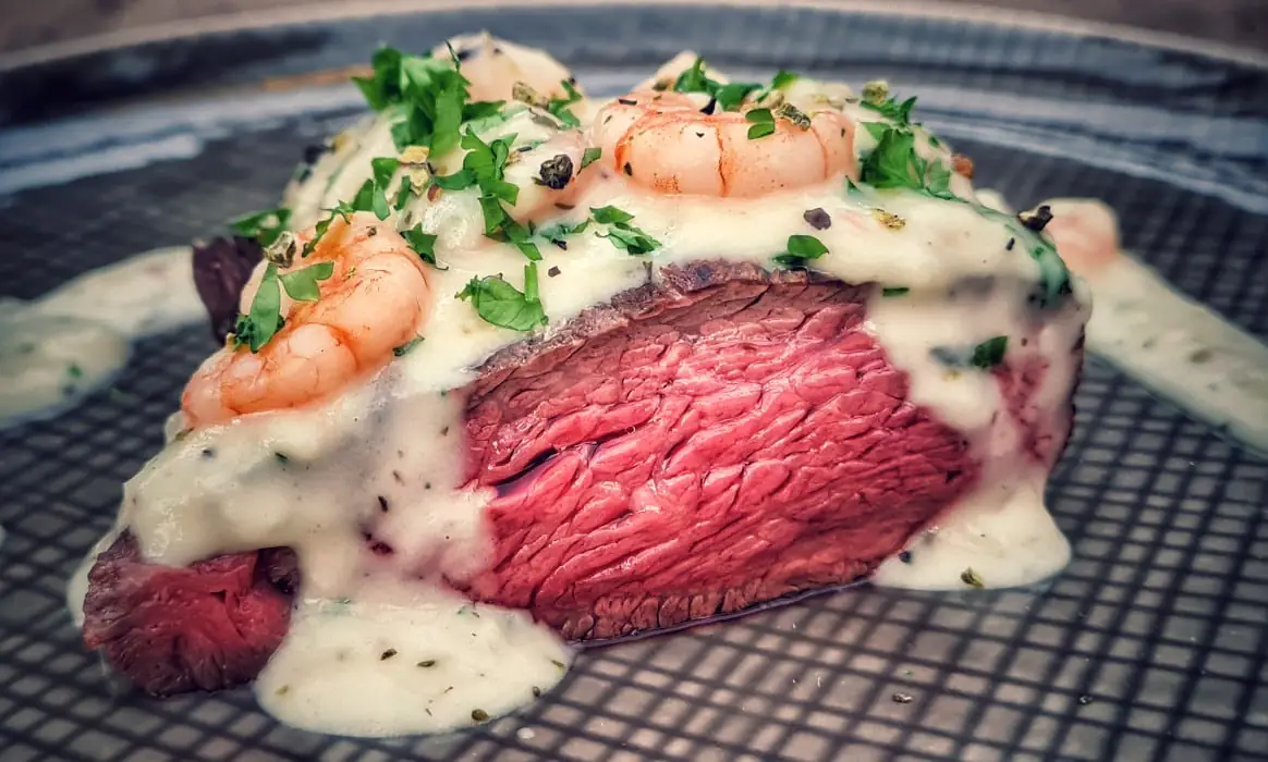 Surf and Turf - Cowboysteak mit Garnelen & Knoblauchsauce | BBQPit.de pulled duck-Surf and Turf Cowboyteak Garnelen Knoblauchsauce-Pulled Duck &#8211; Rezept für gezupfte Ente