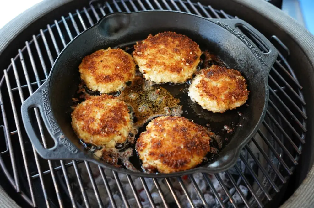 Crab Cakes - die etwas anderen Fischfrikadellen 5 Die Crab Cakes werden etwa 4-5 Minuten je Seite bei mittlerer Hitze gebraten
